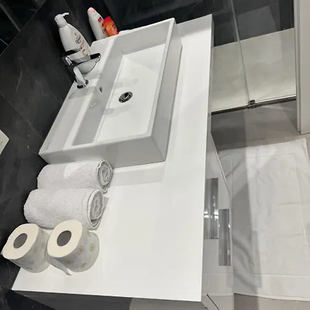 Aron's 206, 1st Floor Apartment *